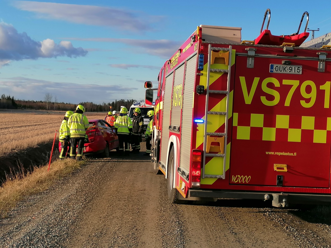 Tilannehuone.fi - Henkilöauto Suistui Katolleen Ojaan Radanvarsitiellä ...