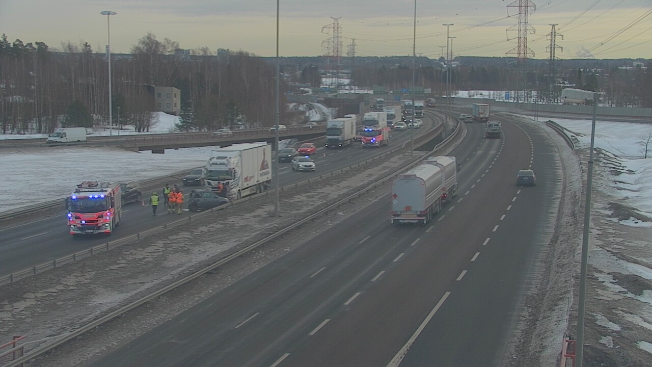 Tilannehuone.fi - Henkilöauto Ja Rekka Kolaroivat Kehä III:lla - Vantaa ...